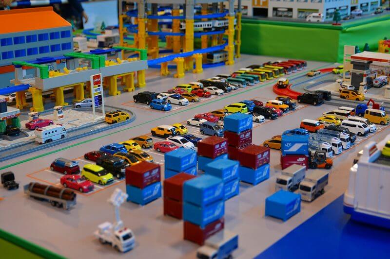 トミカ プラレールを楽しもう 100均で街作り 収納アイテア 子どもの未来を考える子育てサイト 未来へいこーよ