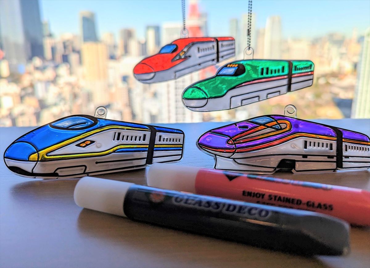 小学生が熱中！乾くとステンドグラスのようになる絵の具「グラスデコ